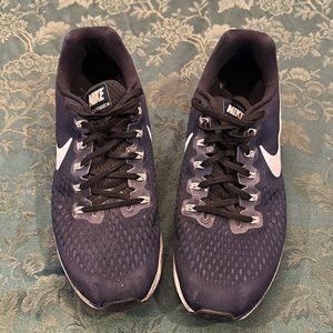 Women’s Nike Air Zoom Pegasus 34 running sneaker Blue and white. Size 11.5